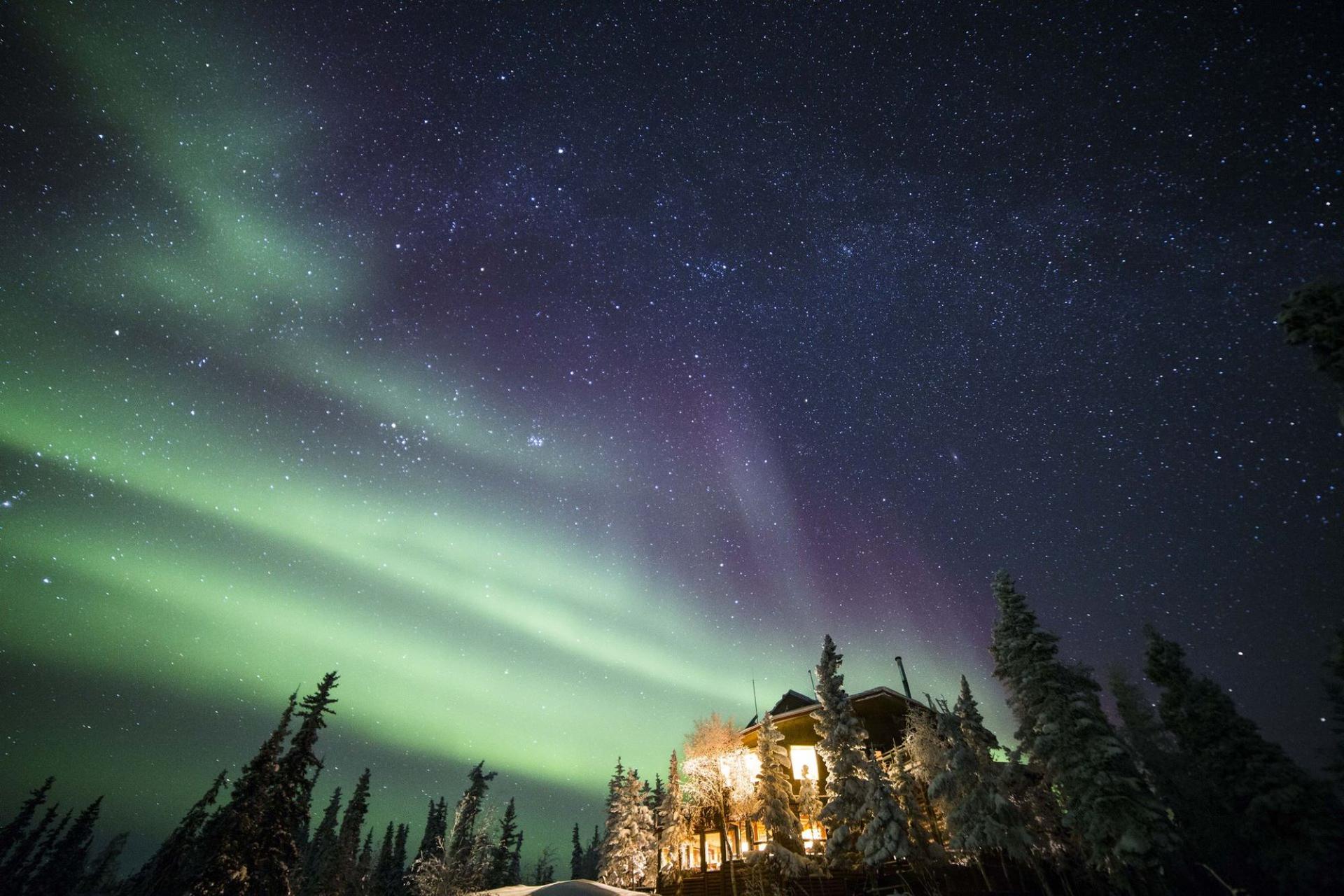 Des aurores boréales orange qui ne sont pas censées exister observées dans  le ciel du Canada