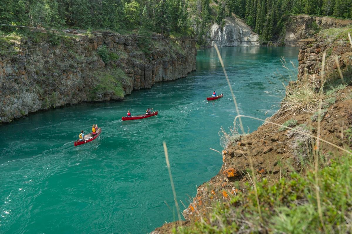 Le canyon Miles en canot, dans la région de Whitehorse