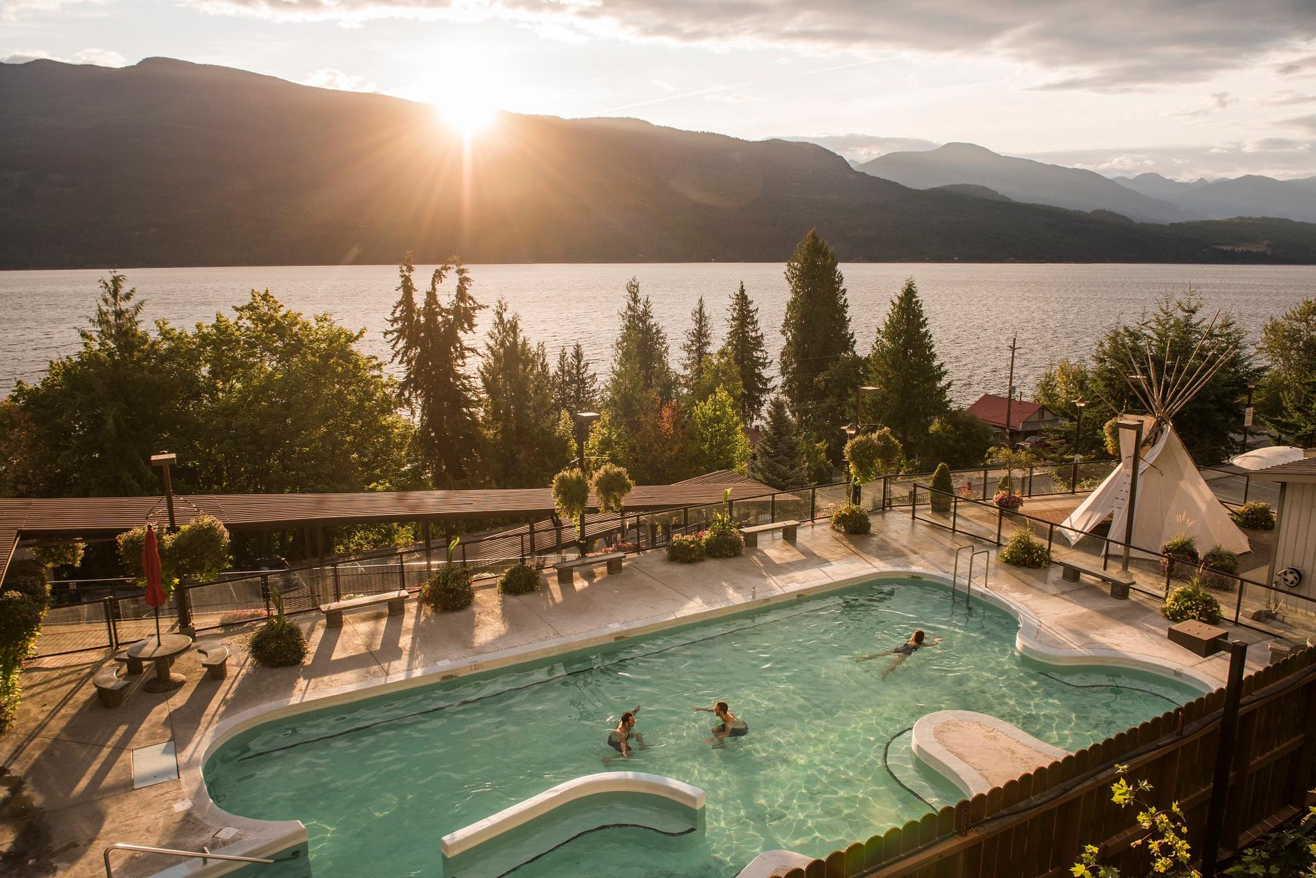 Le Ainsworth Hot Springs Resort en bordure du lac Kootenay, en Colombie-Britannique