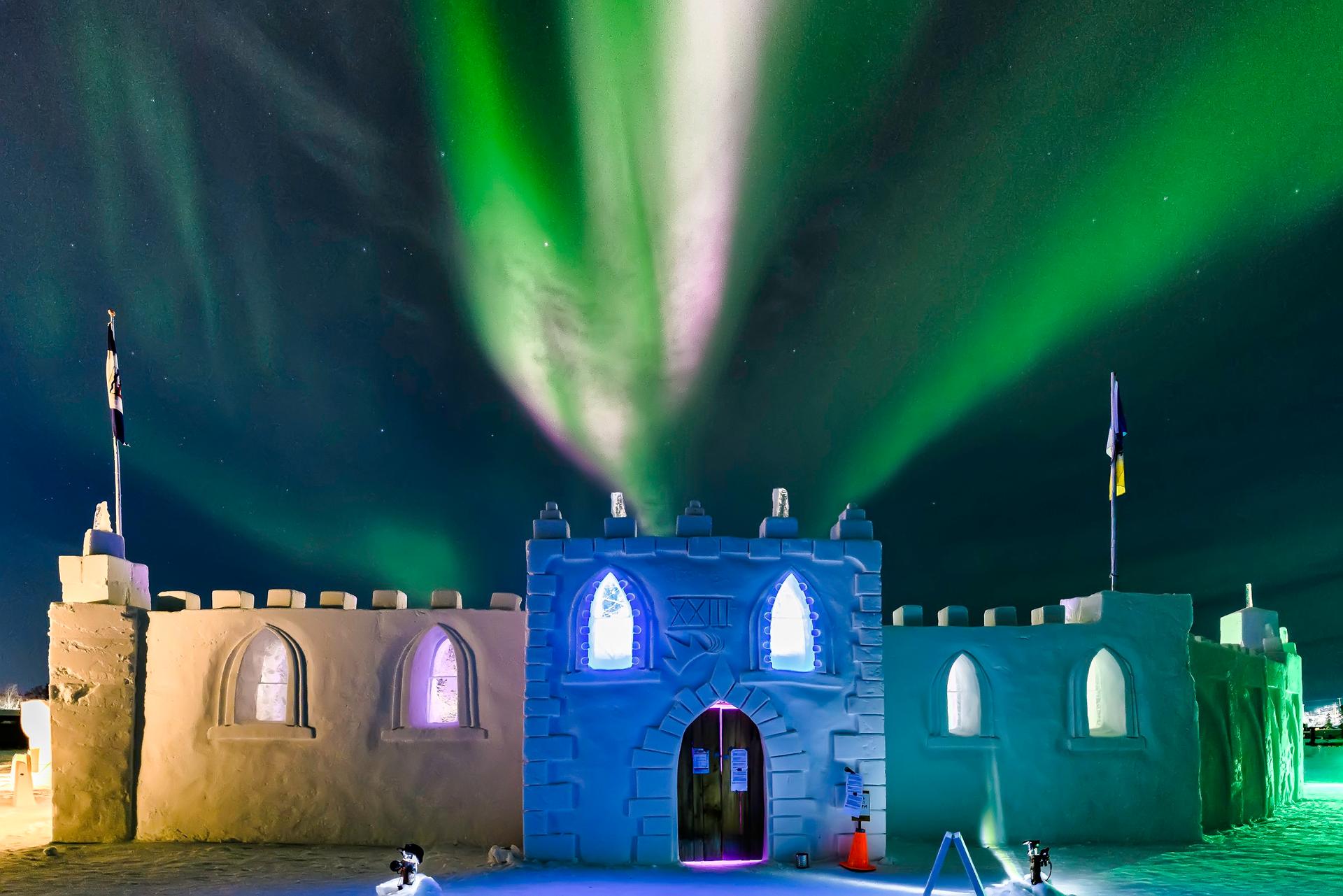 Des aurores boréales captées lors du festival légendaire Snowking's Winter Festival de Yellowknife.