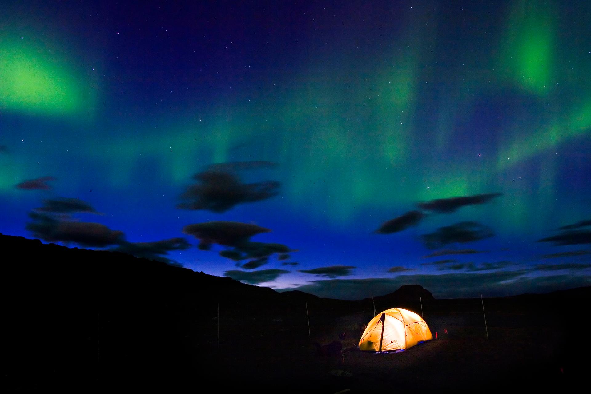 Aurores boréales au-dessus du camp de base et de la station de recherche des Monts-Torngat