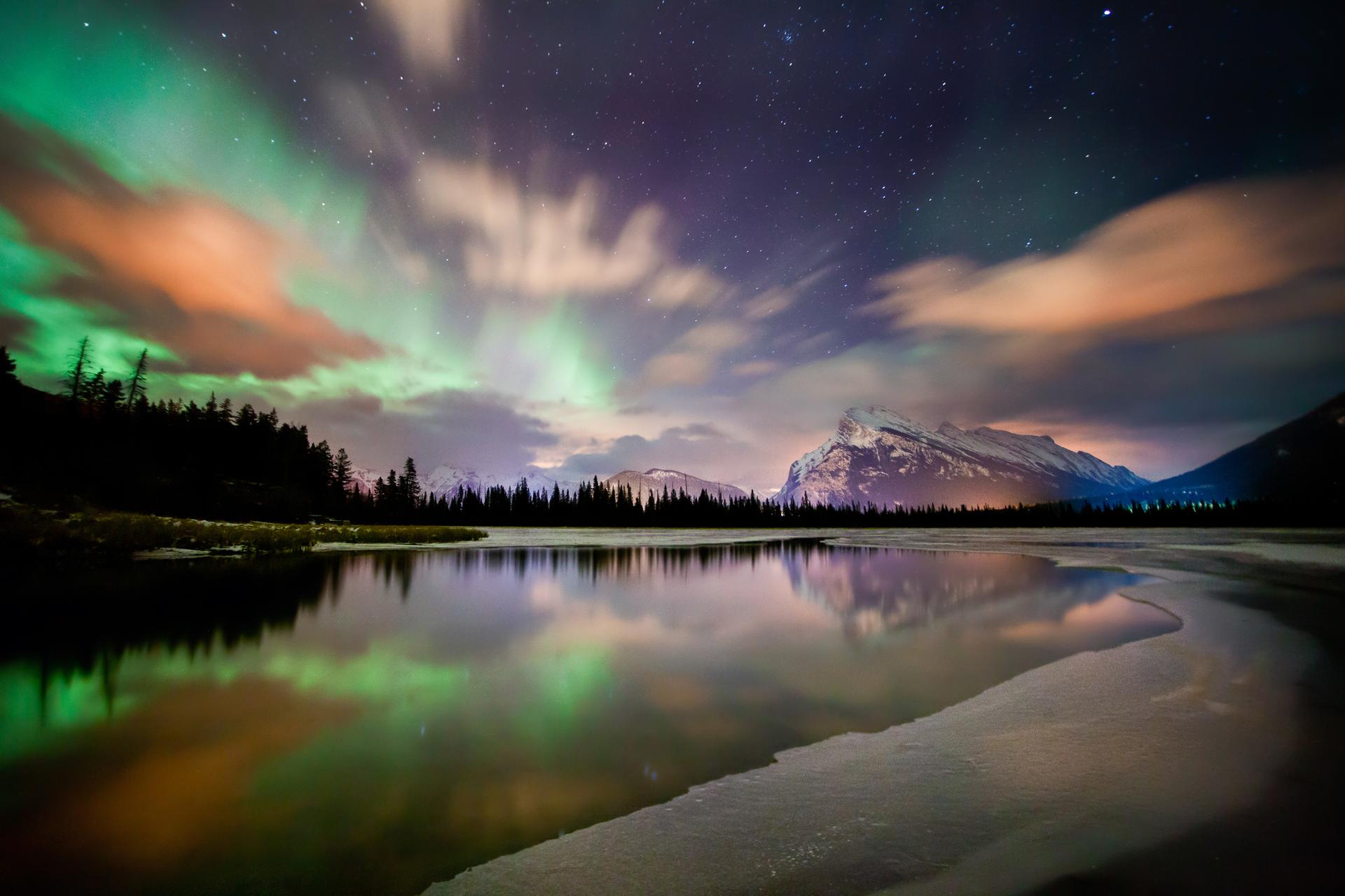 Aurores boréales sur les lacs Vermilion, parc national Banff (Alberta) 