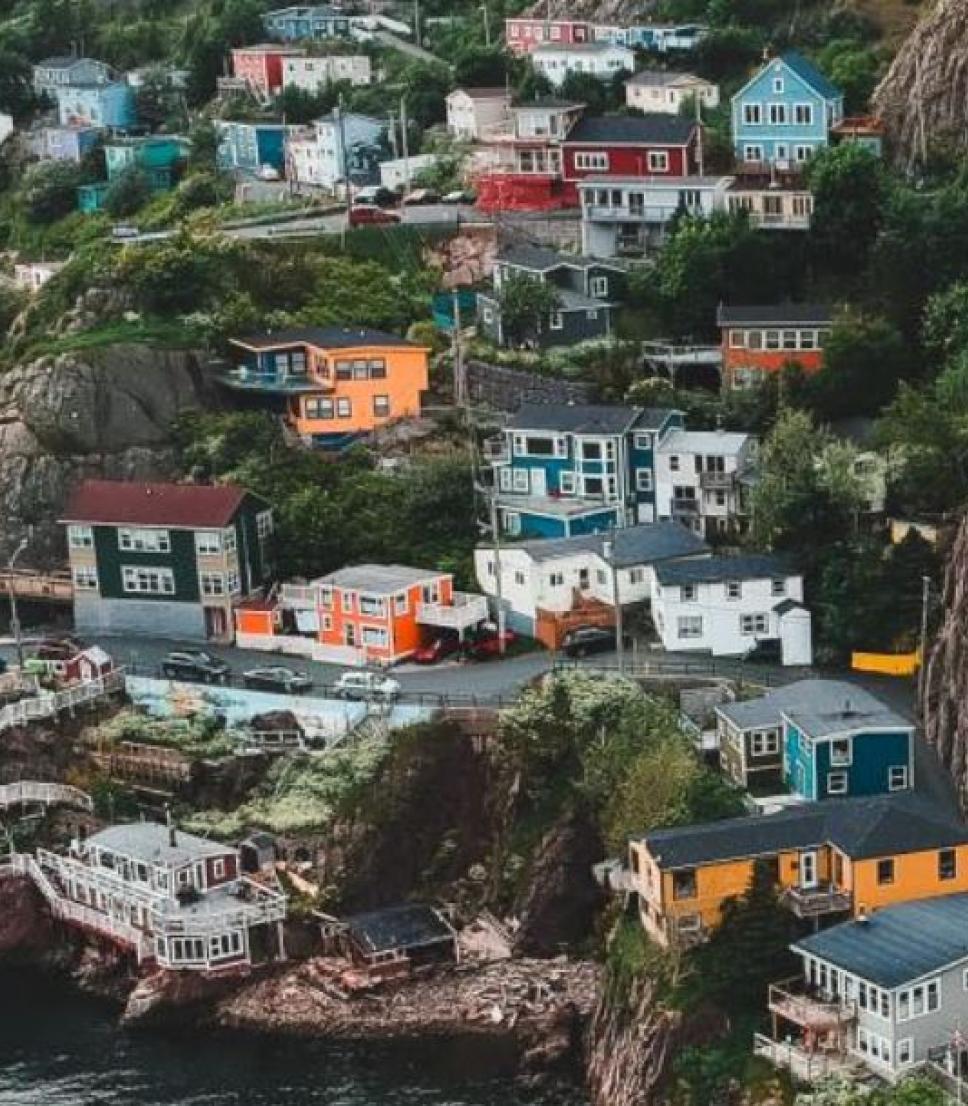 Des maisons colorées sur le front de mer